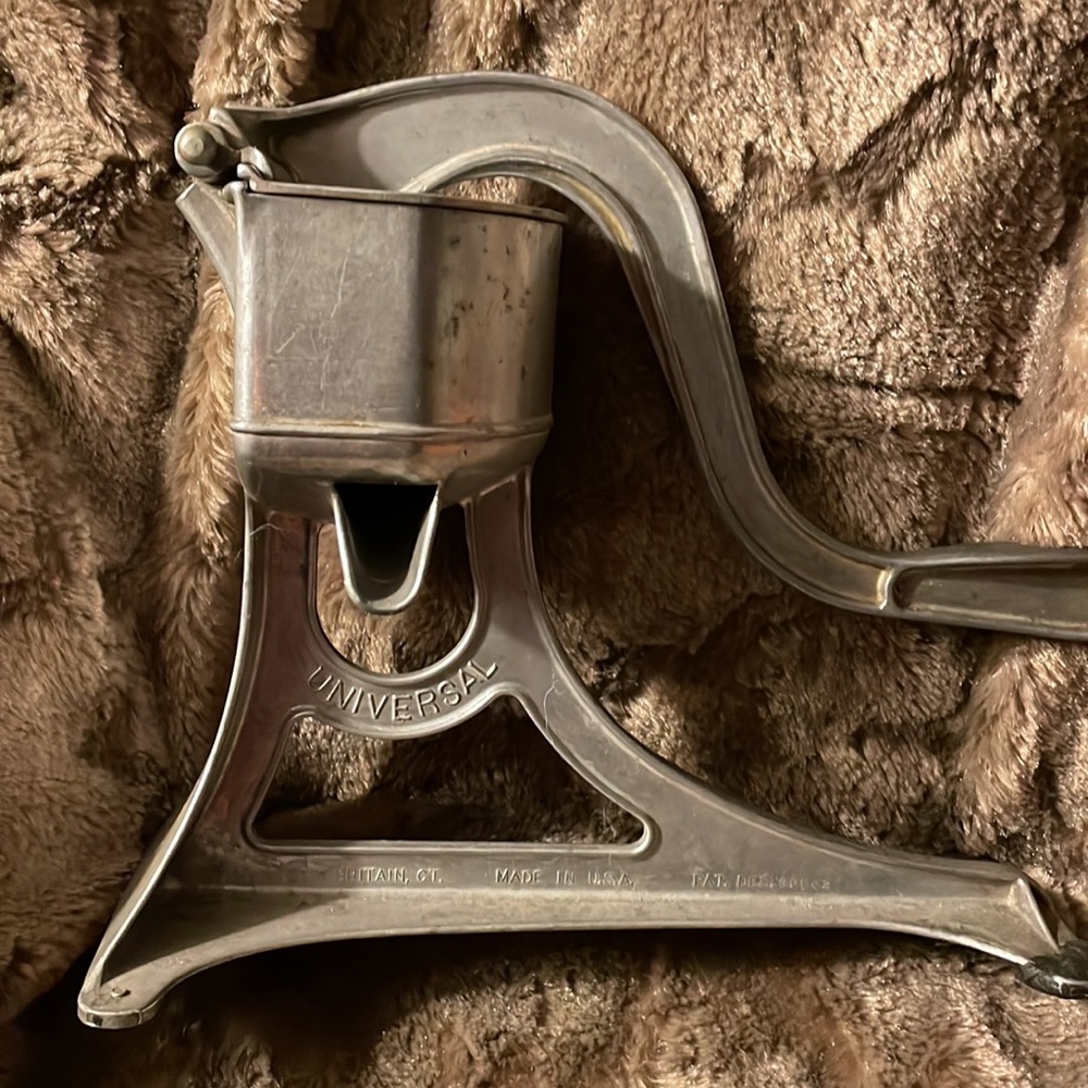 Vintage UNIVERSAL 1950’s aluminum juicer - Picture 2 of 6